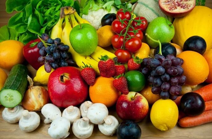 Buah segar dengan sayur -sayuran dan beri